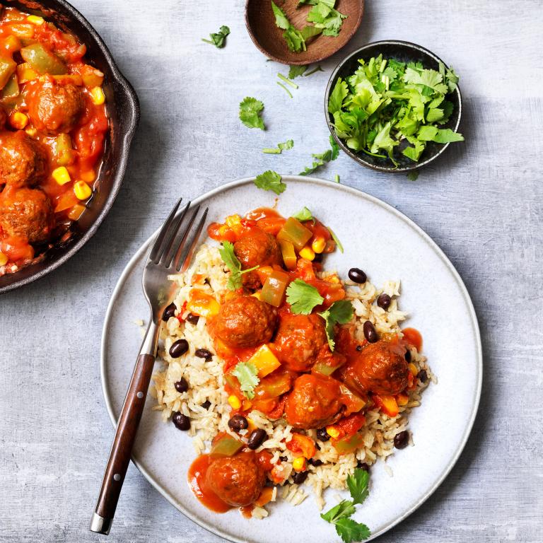Meatballs with chili and black rice