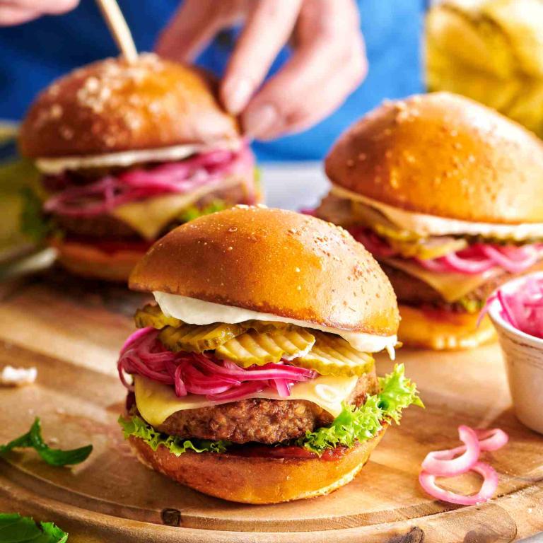 Burger w słodkiej bułce z marynowaną cebulą Burger w słodkiej bułce z marynowaną cebulą